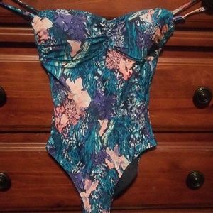 Excellent condition old navy 1 piece bathing suit